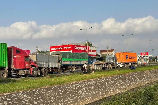 Hải Phòng: Tạm giữ khẩn cấp lái xe gây tai nạn liên hoàn khiến 2 người tử vong Hải Phòng: Tạm giữ khẩn cấp lái xe gây tai nạn liên hoàn khiến 2 người tử vong