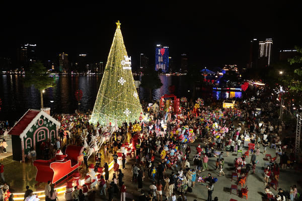 Đà Nẵng: Du khách nô nức check-in các điểm trang trí chào Giáng sinh và năm mới