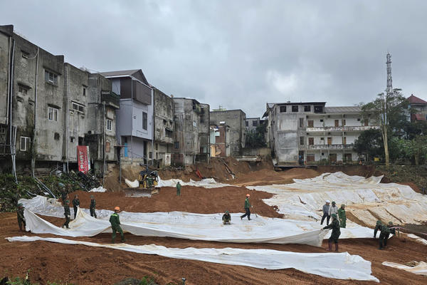 Gấp rút thi công công trình chống sụt trượt tại xã Khe Sanh