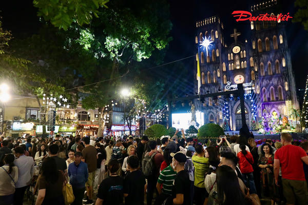 Nhà Thờ lớn Hà Nội 'ken đặc' người dân trong đêm Giáng sinh