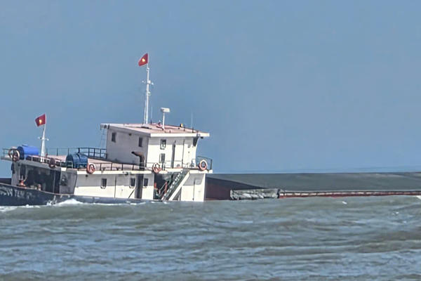 Quảng Trị: Tàu hàng ‘nghìn tấn’ mắc cạn trên đường vào cảng Cửa Việt