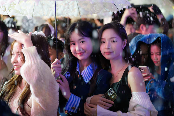 Sinh viên trải nghiệm “mưa tuyết” Noel giữa lòng Thủ đô