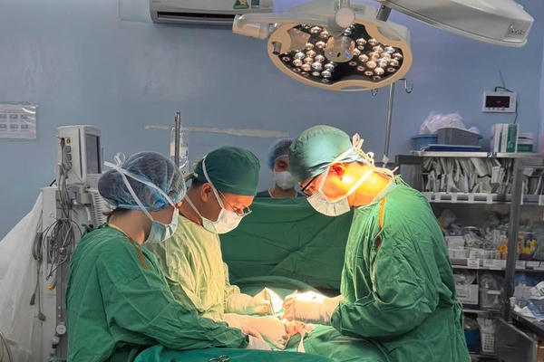 Bỏ lỡ “thời gian vàng”, bệnh nhi 14 tuổi phải cắt bỏ tinh hoàn do bị xoắn