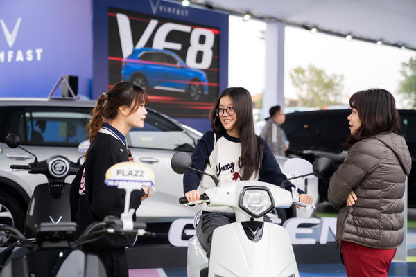 Khách hàng Việt ấn tượng với hệ sinh thái xanh toàn diện của VinFast tại Vietnam Mobility Show 2025