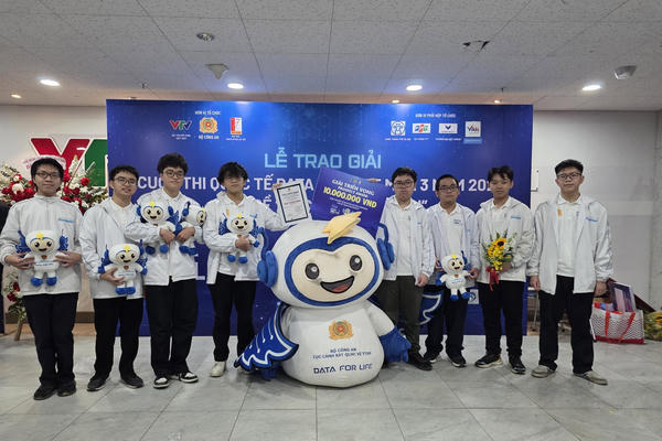 Học sinh THPT xây dựng hệ thống AI xếp hạng nghiên cứu khoa học