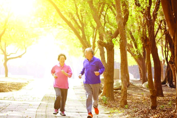 Người cao tuổi đề phòng không khí ô nhiễm