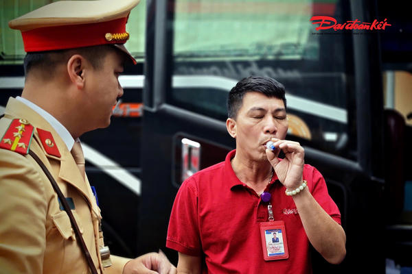 Kiểm tra nồng độ cồn, ma túy trước khi xe khách xuất bến ở Hà Nội