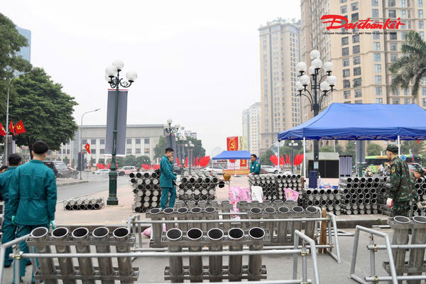 Tất bật lắp đặt trận địa pháo hoa Tết Dương lịch 2026