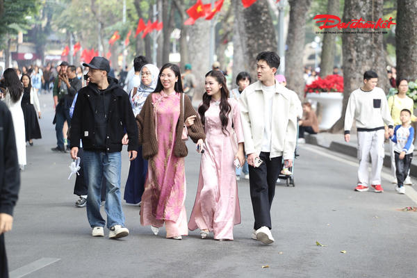 Giới trẻ diện áo dài khoe sắc, chụp ảnh tại hồ Gươm trong ngày đầu năm mới 2026