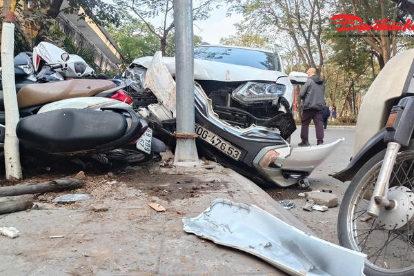 Ngày đầu năm mới, ô tô tông loạt xe máy ở Hà Nội khiến 1 người bị thương