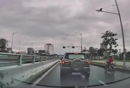 Đà Nẵng: Phạt tài xế ô tô vượt đèn đỏ, trừ 4 điểm giấy phép lái xe Đà Nẵng: Phạt tài xế ô tô vượt đèn đỏ, trừ 4 điểm giấy phép lái xe