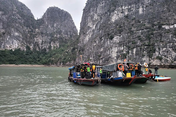 Bắt 30 người đánh bạc trên Vịnh Hạ Long Bắt 30 người đánh bạc trên Vịnh Hạ Long