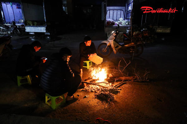 Nhiệt độ Hà Nội giảm sâu, người lao động đêm chật vật chống rét bên bếp lửa Nhiệt độ Hà Nội giảm sâu, người lao động đêm chật vật chống rét bên bếp lửa