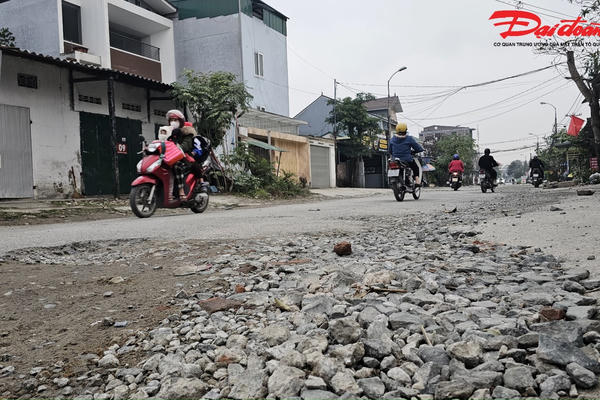 Nghệ An: Đường phố xuống cấp gây khó khăn cho phương tiện lưu thông