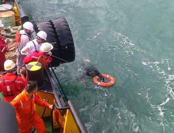 Quảng Ngãi: Tàu PTSC 03 cứu ngư dân gặp nạn trôi dạt trên biển Dung Quất