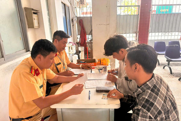 Xử lý 2 thanh niên không hợp tác kiểm tra nồng độ cồn, có hành vi cản trở CSGT