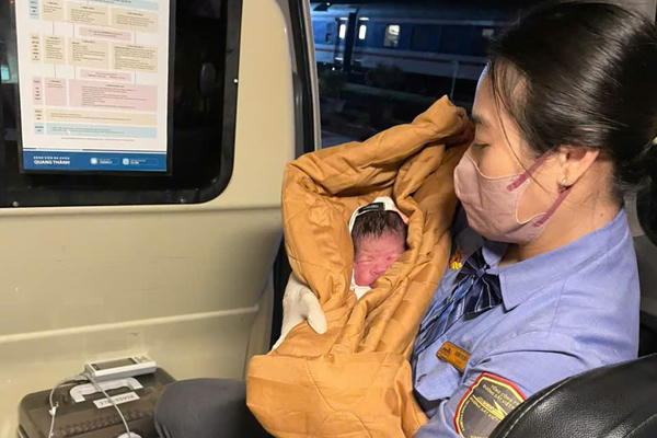 Sản phụ sinh bé trai trên tàu hoả trong đêm