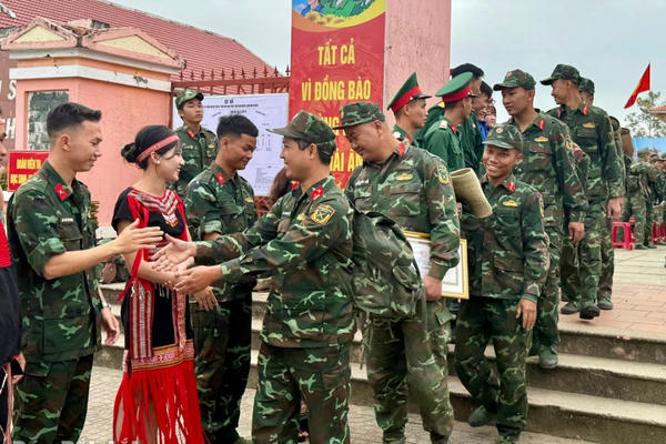 Đắk Lắk: Hoàn thành Chiến dịch Quang Trung, người dân vùng lũ bịn rịn chia tay bộ đội