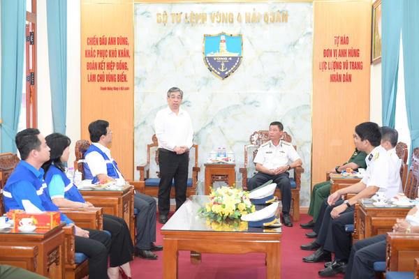 TP Hồ Chí Minh thăm, động viên cán bộ, chiến sĩ và Nhân dân đặc khu Trường Sa