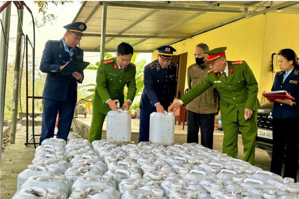 Lào Cai: Phát hiện cơ sở sản xuất, kinh doanh hơn 2.000 lít rượu trái phép