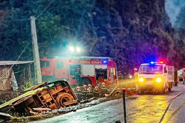 Chủ tịch UBND tỉnh Sơn La chỉ đạo công tác cứu nạn vụ lật xe khách