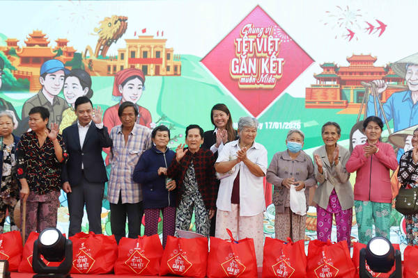 Chương trình “Chung vị tết Việt, gắn kết muôn miền” tặng 500 phần quà tại Vĩnh Long