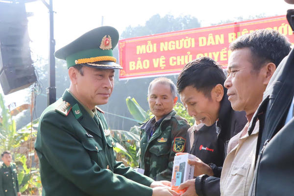 Lai Châu: 'Xuân Biên phòng ấm lòng dân bản' trao các phần quà cho đồng bào vùng biên