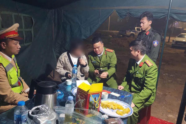 Tuần tra đêm, lực lượng CSGT Phú Thọ kịp thời ngăn chặn người phụ nữ có ý định tự tử