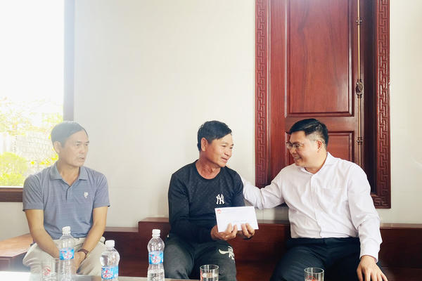 Mặt trận tỉnh Quảng Trị hỗ trợ ngư dân bị chìm tàu cá ở biển Nhật Lệ