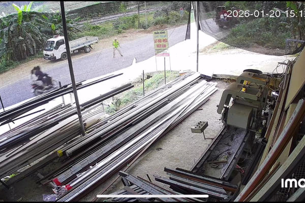 Không chấp hành hiệu lệnh, xe mô tô va chạm làm thượng úy CSGT bị thương