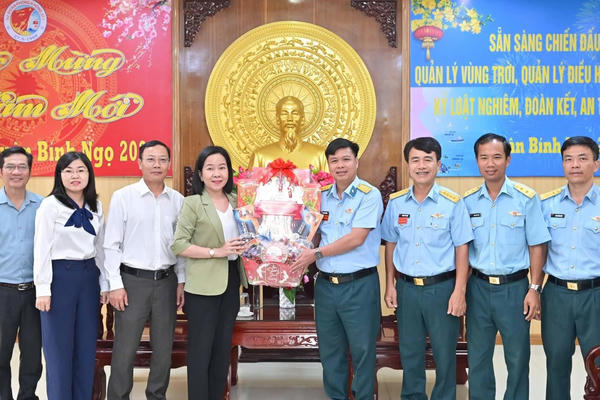 Khánh Hòa: Thăm, tặng quà các đơn vị quân đội, kiểm ngư