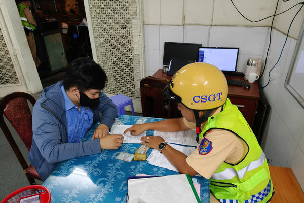TPHCM: Xử phạt nam thanh niên buông hai tay, mở loa khi điều khiển xe máy