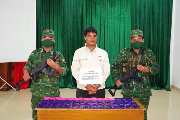 Quảng Ngãi: Bắt giữ đối tượng người Lào vận chuyển hơn 12.000 viên ma túy