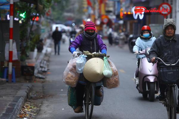 Hà Nội rét 10 độ C: Tiểu thương, người đi đường co ro trong mưa lạnh đầu ngày
