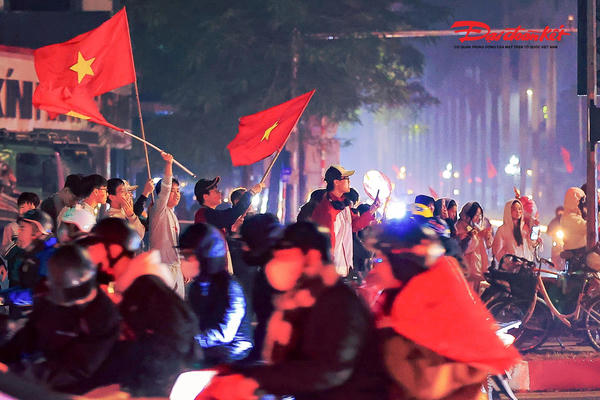 Người dân Thủ đô đội mưa rét ăn mừng chiến thắng lịch sử của U23 Việt Nam trước Hàn Quốc