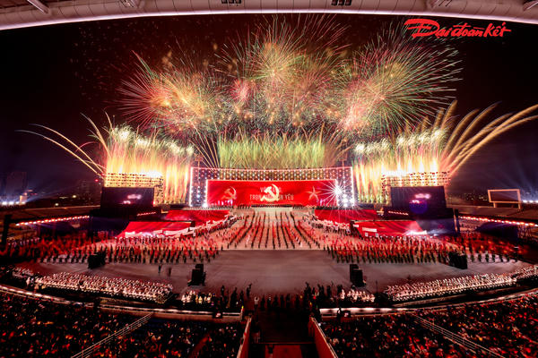 Mãn nhãn đêm nghệ thuật “Dưới lá cờ vẻ vang của Đảng” chào mừng Đại hội XIV thành công