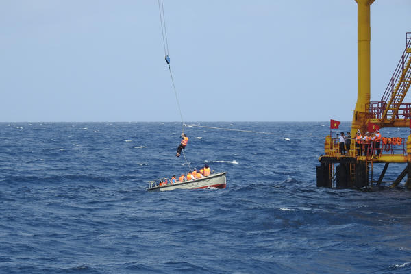 Đu dây mang Tết sớm tới nhà giàn DK1