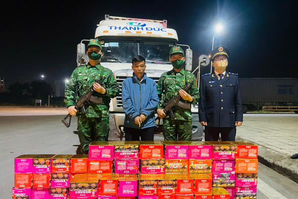 Quảng Ninh: Bắt giữ vụ vận chuyển hơn 1,6 tạ pháo nổ qua cửa khẩu Móng Cái