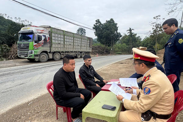 Lào Cai: Phát hiện 2 xe ô tô tải vận chuyển hơn 70 tấn đá không rõ nguồn gốc