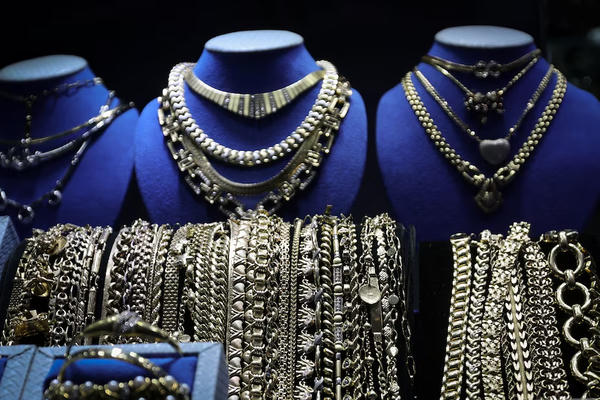 Vàng, bạc cùng đu đỉnh, thế giới “nóng” với tài sản trú ẩn