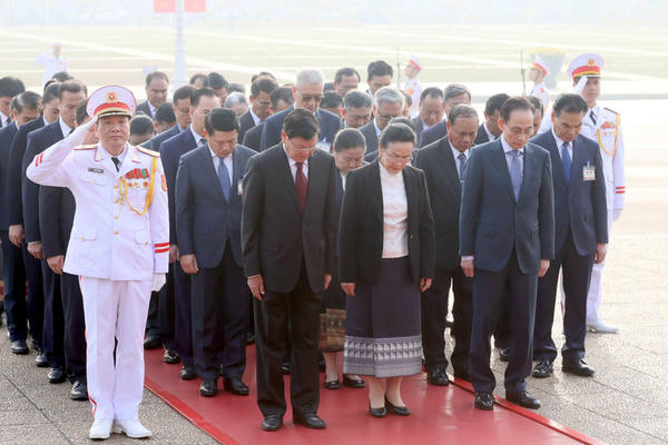 Tổng Bí thư, Chủ tịch nước Lào vào Lăng viếng Chủ tịch Hồ Chí Minh