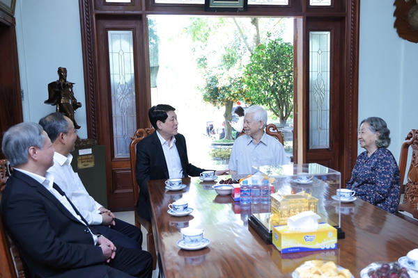 Chủ tịch nước thăm và chúc Tết các đồng chí nguyên Lãnh đạo Đảng, Nhà nước