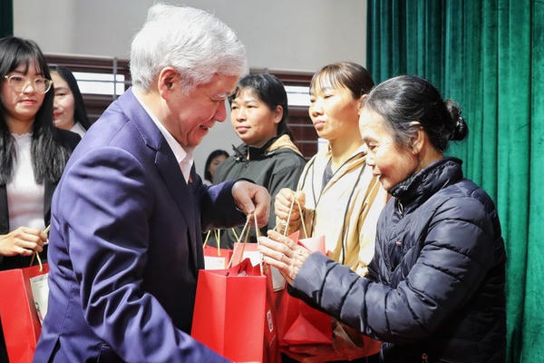 Phó Chủ tịch Quốc hội Đỗ Văn Chiến tặng quà gia đình chính sách, hộ nghèo tại Bắc Ninh Phó Chủ tịch Quốc hội Đỗ Văn Chiến tặng quà gia đình chính sách, hộ nghèo tại Bắc Ninh