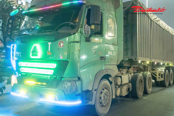 Hà Nội xử lý nhiều xe tải sử dụng đèn, còi sai quy định