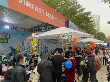 Đổi xăng lấy điện: Người dân Hà Nội xếp hàng “chia tay” xe máy xăng