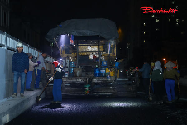 Hà Nội: Công nhân xuyên đêm thảm đường dẫn hầm chui Kim Đồng – Giải Phóng