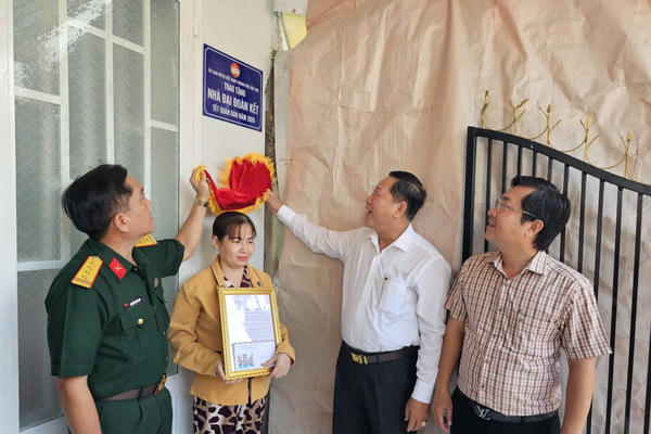 Cần Thơ: Trao nhà Đại đoàn kết cho hộ có hoàn cảnh khó khăn Cần Thơ: Trao nhà Đại đoàn kết cho hộ có hoàn cảnh khó khăn