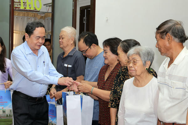 Để mọi người dân đều có Tết