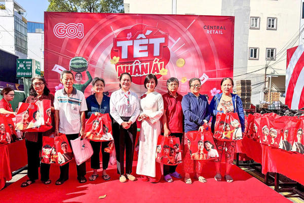 5.200 phần quà Tết trao tới các hộ có hoàn cảnh khó khăn 5.200 phần quà Tết trao tới các hộ có hoàn cảnh khó khăn