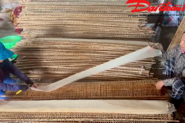 Người dân làng nghề bánh đa nem tất bật vụ Tết